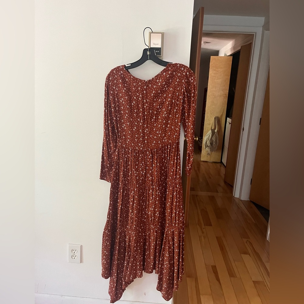 Elegant Rust Floral Dress - Picture 4 of 4